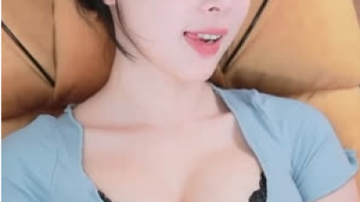 강인경 가슴골